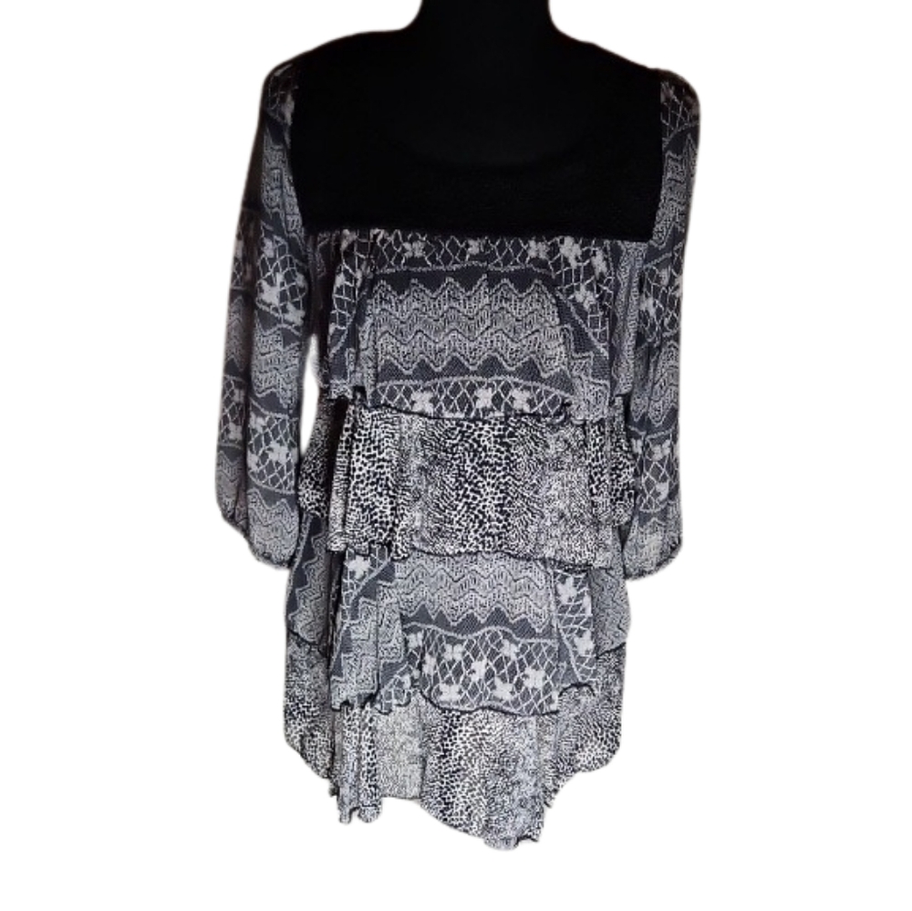 PINK Victoria's Secret Black and White Tiered 3/4 Sleeve Blouse Size M